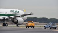 Papstmaschine der Alitalia mit Fahne