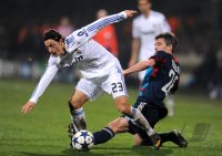 Fussball CHL  Saison 2010/2011: Mesut Oezil (li, Real Madrid) gegen Jeremy Toulalan (re, Lyon)