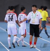 FUSSBALL INTERNATIONAL: Trainer Kim Jong Hun (Nordkorea)