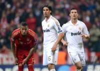 FUSSBALL INTERNATIONAL  CHL HALBFFINALE 11/12:   Luiz Gustavo (li,FC Bayern Muenchen) mit Sami Khedira und Cristiano Ronaldo (v. li., Real Madrid)