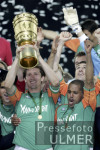 DFB Pokal Finale: Bremen - Aachen, Jubel Bremen mit Pokal