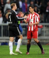 Fussball 1. Bundesliga : Torwart Manuel Neuer (li, FC Schalke 04) mit Miroslav Klose (re, FC Bayern Muenchen)