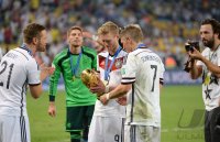 FUSSBALL WM 2014, FINALE: Schweinsteiger (Deutschland) und Schuerrle (Deutschland)  mit WM Pokal