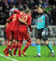 Fussball 1. Bundesliga, Saison 2011/2012: JUBEL um Mario Gomez , Arjen Robben (FC Bayern Muenchen) Enttaeuschung bei Michael Rensing (re, 1. FC Koeln)