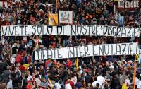 FUSSBALL SERIE A:  Rom Fans mit Plakaten