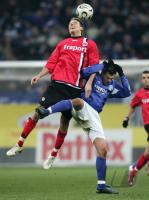 Fussball 1. Bundesliga: Schalke - Frankfurt, Zweikampf