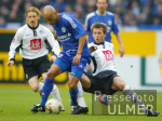 Fussball 1. Bundesliga: Schalke - Bielefeld,  Zweikampf