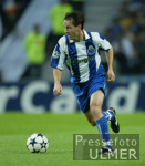 FUSSBALL CHL  Dmitri Alenitchev ( FC P) am Ball