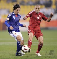 Fussball AFC Asian Cup 2011:  Yasuhito Endo (li, Japan) gegen Odai Al Saify (re, Jordanien)