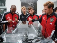 Fussball/ Nationalspieler im Mercedes-Benz Motorenwerk