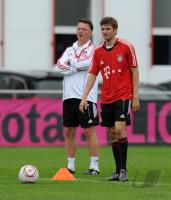 Fussball 1. Bundesliga: Trainer Louis van Gaal, Thomas Mueller (v. li., FCB)