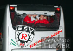 Fussball 2. Bundesliga: Koeln - Reutlingen, Zerschlagene Scheibe am Manschaftsbus