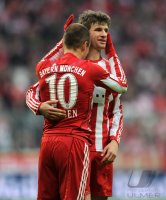 Fussball 1. Bundesliga : (v. li.) Bayern Jubel Arjen Robben mit Thomas Mueller