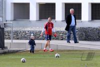 Fussball 1. Bundesliga :  Arjen Robben mit Sohn Luka und Vater Hans (FCB)