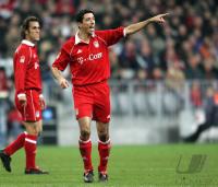 Fussball FC Bayern-Bremen; Makaay gibt die Richtung vor