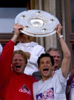 Fussball: Oliver Kahn und Hasan Salihamidzic jubeln  mit Meisterschale (v. li.)