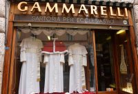 Papstwahl 2013; Des Papstes neue Kleider; Schaufenster der Schneiderei Gammarelli in Rom