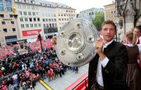 Fussball 1. Bundesliga  Meisterfeier FC Bayern Muenchen 14/15: Thomas Mueller mit Schale