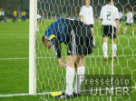 FUSSBALL Weltmeisterschaft  Oliver Kahn steht enttaeuscht im Tor