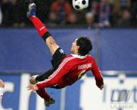 Fussball UEEA CUP: Hamburg, GUERRERO Einzelaktion