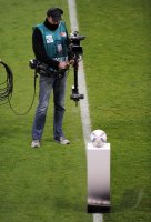 Fussball 1. Bundesliga, Saison 2011/2012: Adidas Torfabrik Spielball wird von einem Kameramann gefilmt