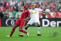 Fussball 1. Bundesliga, Saison 2011/2012:  Luiz Gustavo (li, FC Bayern Muenchen) gegen Mike Hanke (re, Borussia Moenchengladbach)