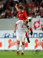 FUSSBALL NATIONALMANNSCHAFT: Franz SCHIEMER (Oesterreich) auf Gokhan INLER (Schweiz)