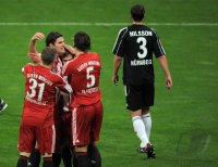 Fussball 1. Bundesliga : (v. li) Bayern Jubel Bastian Schweinsteiger, Mario Gomez, Daniel van Buyten, ENTTAEUSCHUNG bei Per Nilsson (re, 1 FC Nuernberg)