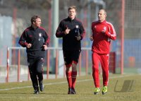 Fussball 1. Bundesliga: Reha Trainer Andreas Kronmayer (li.) Holger Badstuber (Mitte) laeuft mit Arjen Robben (FC Bayern Muenchen)