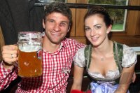 FUSSBALL 1. BUNDESLIGA: Thomas Mueller mit seiner Frau Lisa und einer Mass Bier