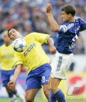 Fussball 1. Bundesliga: Schalke - Berlin, Zweikampf