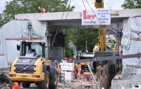 Einschieben Bahnbruecke Baustelle in Ergenzingen auf der Gaeubahn Strecke