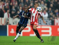 Fussball CHL  Saison 2010/2011: Samuel Eto'o , Eto (li, Inter Mailand) gegen Luiz Gustavo (re, FC Bayern Muenchen)