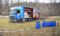 UNFALL auf der L 385 Ofterdingen - Dettingen: Ein LKW kippt Diesel droht in den Katzenbach zu laufen