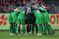 1. Fussball Bundesliga:  Die Werder Spieler umarmen sich vor dem Spiel