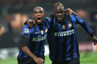 FUSSBALL  International CHL 09/10  : Samuel Eto'o , Eto  mit Mario Barwuah Balotelli (Inter)
