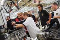 Fussball/ Nationalspieler im Mercedes-Benz Motorenwerk