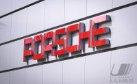 Schriftzug am Porsche Zentrum Stuttgart
