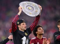 Fussball 1. Bundesliga Saison 21/22: JUBEL FC Bayern Muenchen feiert die 32. Meisterschaft