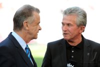 Fussball 1. Bundesliga : Trainer Ottmar Hitzfeld (li, Schweiz) mit Trainer Jupp Heynckes (re, Bayer 04 Leverkusen)