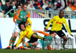 Fussball 1. Bundesliga: Bremen - Dortmund, Zweikampf