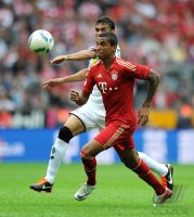 Fussball 1. Bundesliga, Saison 2011/2012:  Igor de Camargo (li, Borussia Moenchengladbach) gegen Luiz Gustavo (re, FC Bayern Muenchen)