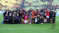 FUSSBALL INTERNATIONAL  CHL Frauen Finale 11/12:  Olympique Lyon feiert den Sieg mit dem Pokal