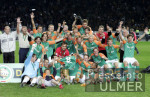 DFB Pokal Finale: Bremen - Aachen, Bremer Mannschaftsfoto mit Pokal