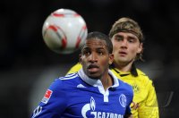 Fussball 1. Bundesliga : Jefferson Farfan (li, FC Schalke 04) gegen Marcel Schmelzer (re, Borussia Dortmund)
