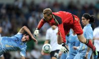 Fussball International EM 2012 Testspiel: Diego GODIN (li, Uruguay) gegen Manuel NEUER (Mitte, Deutschland) gegen Sebastian ABREU (re, Uruguay)