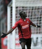 Fussball 1. Bundesliga  Saison 2010/2011:  JUBEL Papiss Demba Cisse (SC Freiburg)