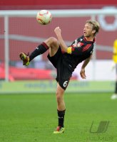 Fussball: 1. Bundesliga Saison 2010/2011: Leverkusen, ROLFES am Ball