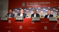 Basketball 1. Bundesliga 2012/2013:  Sportdirektor Marko Pesic, Praesident Uli Hoeness , Trainer Svetislav Pesic, Rudolf Schels (v. li., FC Bayern Muenchen)
