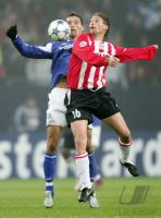 Fussball CL: Schalke - Eindhoven, Zweikampf